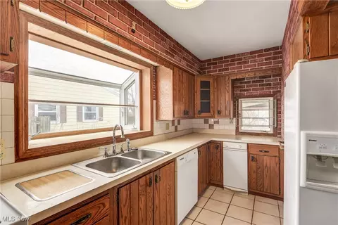 Kitchen - 3521 Marshall Ave, Lorain, OH 44053 photo 3 of 7