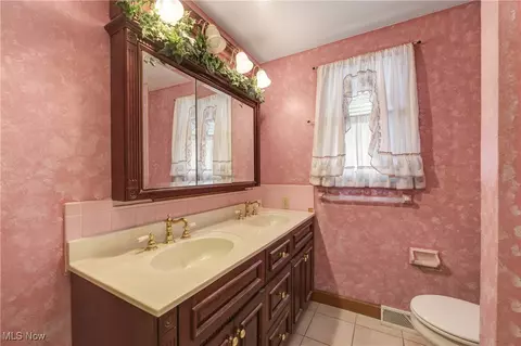 Bath - 3521 Marshall Ave, Lorain, OH 44053 photo 3 of 3