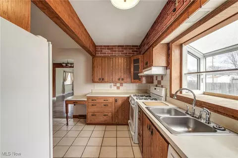 Kitchen - 3521 Marshall Ave, Lorain, OH 44053 photo 5 of 7
