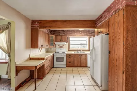 Kitchen - 3521 Marshall Ave, Lorain, OH 44053 photo 2 of 7