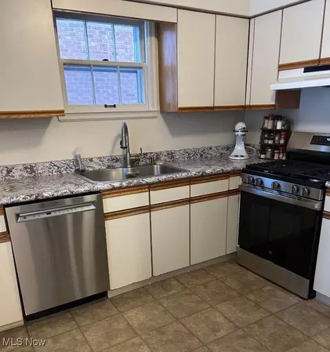 135 E 213th St, Euclid, OH 44123 photo 5