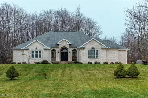 10085 Sawmill Dr, Chardon, OH 44024