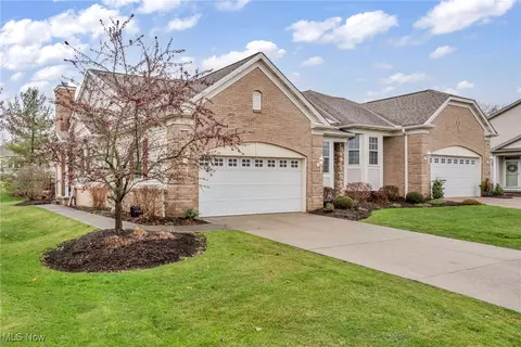 9838 Country Club Cir, Twinsburg, OH 44087