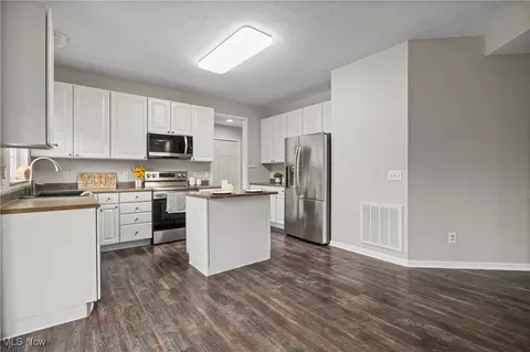 Kitchen - 190 Stonepointe Dr, Berea, OH 44017 photo 5 of 5