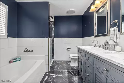 Bath - 190 Stonepointe Dr, Berea, OH 44017 photo 3 of 4