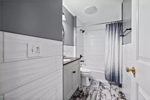 Bath - 190 Stonepointe Dr, Berea, OH 44017 photo 2 of 4