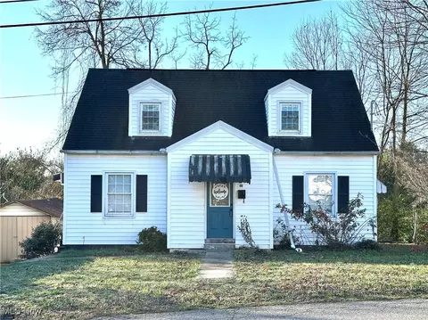 901 Campus Dr, Belpre, OH 45714