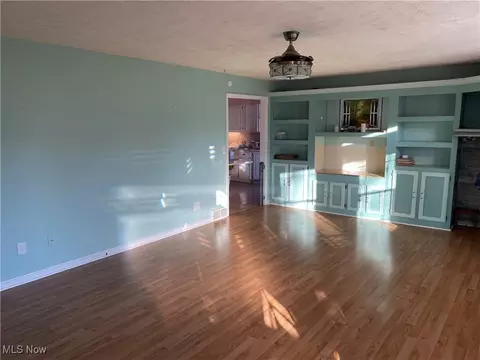 Living - 170 Burns Rd, Elyria, OH 44035 photo 2 of 5