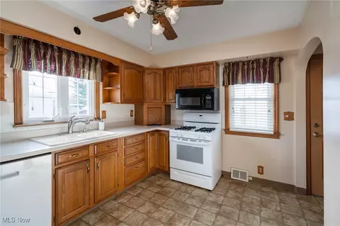 5160 Broadway, Lorain, OH 44052 photo 5