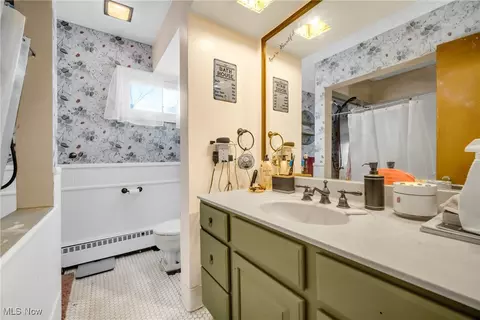 Bath - 577 Grayton Rd, Berea, OH 44017 photo 3 of 5