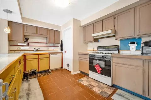 Kitchen - 577 Grayton Rd, Berea, OH 44017 photo 2 of 4