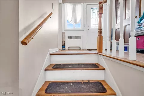 Entry Way - 577 Grayton Rd, Berea, OH 44017 photo 2 of 3