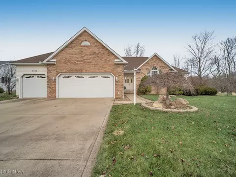 5329 Deercreek Ct, Sheffield Village, OH 44054