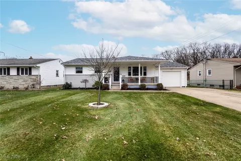 1933 Cranbrook Dr, Youngstown, OH 44511