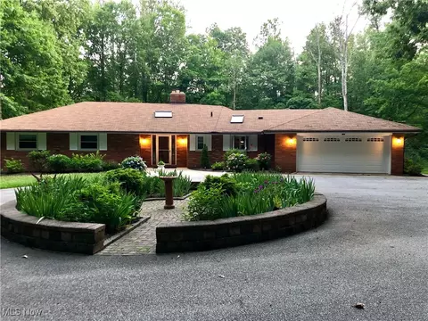 36890 Skyline Dr, Willoughby Hills, OH 44094