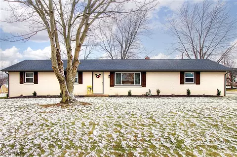 3250 Knollridge Cir NE, Canton, OH 44721