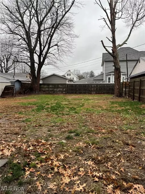 319 E 7th St, Dover, OH 44622 photo 3
