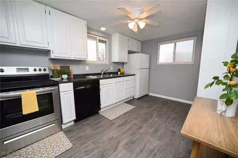 6419 Ledgebrook Dr, Brook Park, OH 44142 photo 9