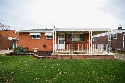 6419 Ledgebrook Dr, Brook Park, OH 44142