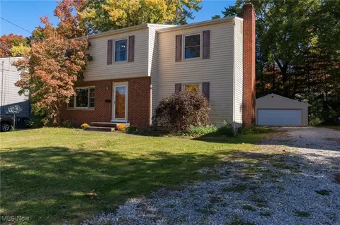 611 Treeside Dr, Akron, OH 44313