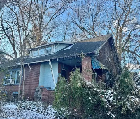 92 Casterton Ave, Akron, OH 44303