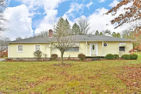 2415 Bears Den Rd, Youngstown, OH 44511