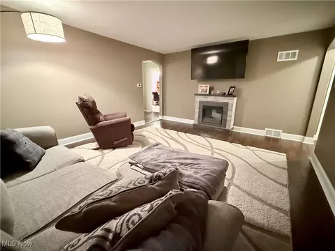 Living - 30 Renee Dr, Struthers, OH 44471 photo 3 of 5