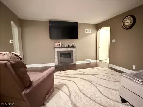 Living - 30 Renee Dr, Struthers, OH 44471 photo 5 of 5