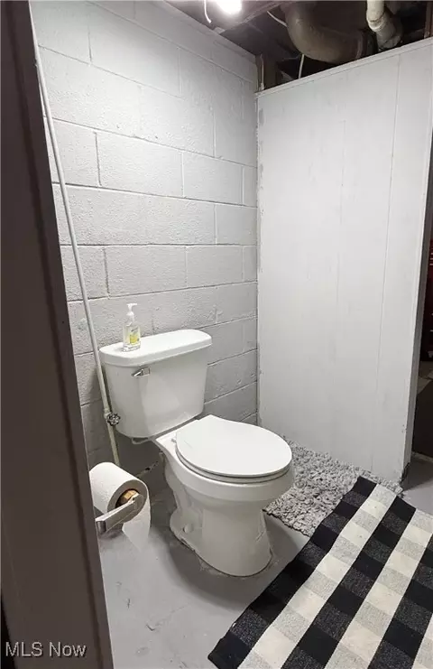 Bath - 30 Renee Dr, Struthers, OH 44471 photo 2 of 2