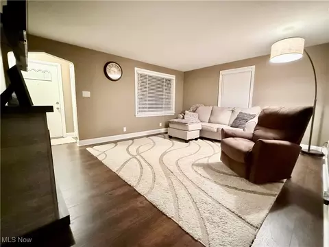 Living - 30 Renee Dr, Struthers, OH 44471 photo 1 of 5