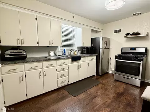 Kitchen - 30 Renee Dr, Struthers, OH 44471 photo 1 of 3