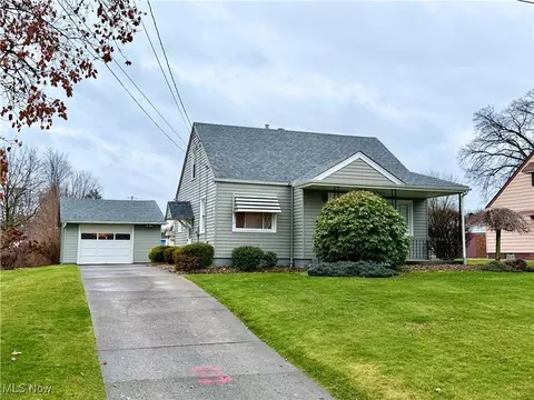 30 Renee Dr, Struthers, OH 44471
