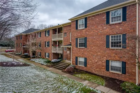 49 Berkshire Ct, Akron, OH 44313