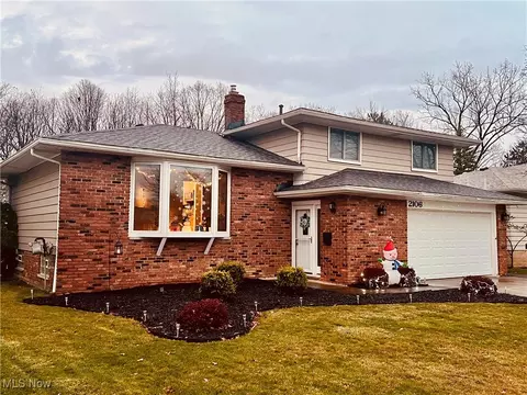2106 Camelot Dr, Parma, OH 44134