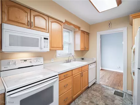442 Cambridge Ave, Elyria, OH 44035 photo 10