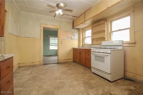 100 Perry St, Struthers, OH 44471 photo 9