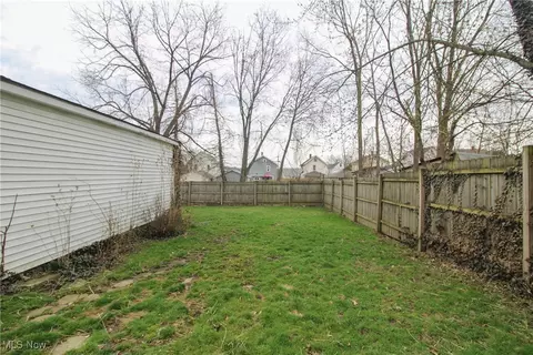 100 Perry St, Struthers, OH 44471 photo 3