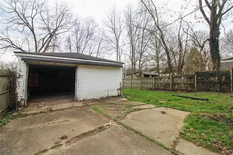 100 Perry St, Struthers, OH 44471 photo 2