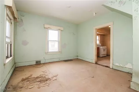 100 Perry St, Struthers, OH 44471 photo 8