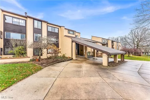186 Court Dr #106, Fairlawn, OH 44333