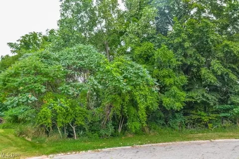 St Elmo Avenue Ne, Canton, OH 44714