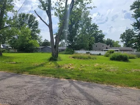 640 Pasadena Ave, Sheffield Lake, OH 44054