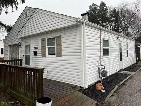 4877 Wake Robin Rd, Mentor, OH 44060 photo 2