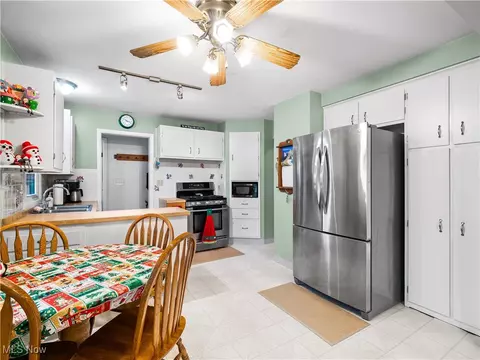 397 E Parkleigh Dr, Seven Hills, OH 44131 photo 10