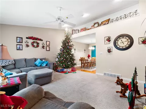397 E Parkleigh Dr, Seven Hills, OH 44131 photo 3