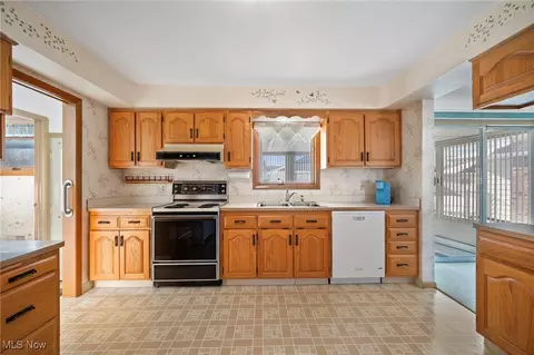 324 E Clearview Ave, Seven Hills, OH 44131 photo 5