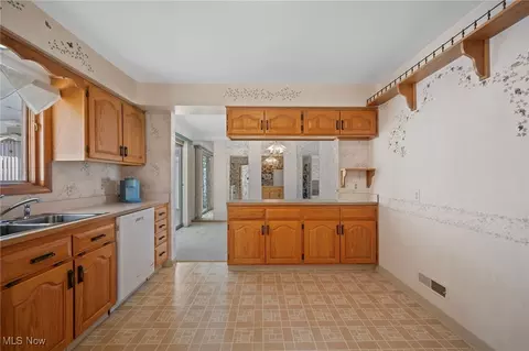 324 E Clearview Ave, Seven Hills, OH 44131 photo 6