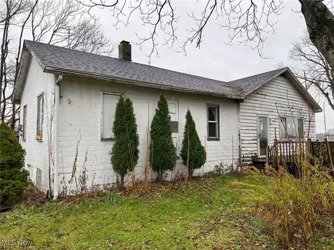 5463 Swamp St NE, Hartville, OH 44632