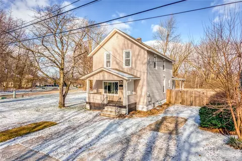 389 Seeley Ave, Amherst, OH 44001