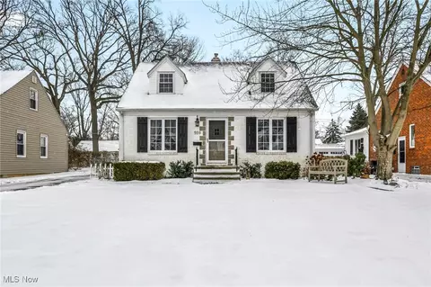 559 Oakmoor Rd, Bay Village, OH 44140